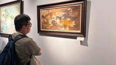 Một nhà sưu tập xem tranh tại triển lãm “Tác phẩm vang bóng một thời Sài Gòn xưa”