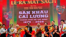 Các thành viên thực hiện sách Sân khấu cải lương Thành phố Hồ Chí Minh 1975-2025" trong buổi giao lưu và ra mắt.