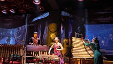 Nghệ sĩ đang phiêu với nhạc cụ truyền thống Việt