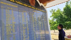 Nhà bia tưởng niệm anh hùng liệt sĩ làng Thạch Tân dựng giữa làng