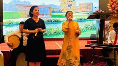 Nghệ sĩ Linh Huyền (phải) hát cùng tiền bối Mộng Tuyền tại buổi giới thiệu Bảo tàng Cải lương Nam Bộ