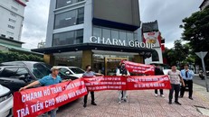 Khách hàng dự án Charm Resort Hồ Tràm căng băng rôn trước tòa nhà Charm Group.
