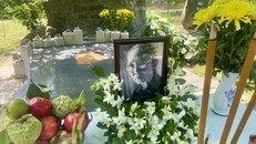 Di ảnh bà Đào Thị Phán bên mộ nhà văn Sơn Nam