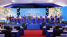 Các đại biểu cắt băng lễ khởi công công trình nhà máy thuỷ điện Trị An mở rộng.