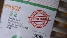Trên nhãn sản phẩm của HUNUFA có nội dung “Sản phẩm đạt chuẩn không độc hại - Đã kiểm nghiệm” màu đỏ, nổi bật, nhưng không có thêm thông tin về việc kiểm nghiệm. Ảnh: Lê Xuân Thọ