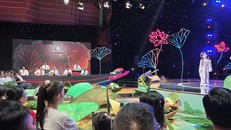 Lần đầu tiên, các thí sinh được bắt cặp thi đôi ở vòng tuyển chọn cuộc thi Chuông vàng vọng cổ - Ảnh: Minh Khang