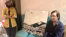 Nhà thơ, họa sĩ Đỗ Trung Quân và nhà văn Đoàn Thạch Biền bên tác phẩm tranh sơn mài "Tình nhỏ làm sao quên"