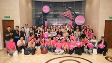 Những chiến binh lặng thầm phản chiếu đa sắc hồng.