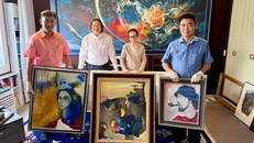 Từ trái qua: Ông Trần Minh Công - Phó Giám đốc phụ trách Bảo tàng Mỹ thuật TPHCM, ông Nguyễn Minh Nhựt – Phó Giám Sở Văn hóa và Thể thao TPHCM, bà Thụy Khuê và PGS.TS Lâm Nhân – Hiệu trưởng ĐH Văn Hóa TPHCM trong buổi chuyển giao và tiếp nhận tranh tại Pháp