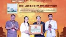 Đại diện BVĐK Tâm Anh TP.HCM gồm PGS.TS.BS Trần Quang Bính - Giám đốc Chuyên môn và ThS.BS Giang Huỳnh Như, Giám đốc Trung tâm IVF, vinh dự nhận bằng Kỷ lục châu Á.