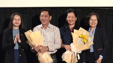 Lãnh đạo HTV tặng hoa cho Phó Ban Văn nghệ HTV Trần Hiền Phương và đạo diễn Thùy Trang của bộ phim tài liệu Chuông vàng tỏa sáng - Ảnh: Minh Khang.