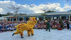 Công an Đà Nẵng mang Trung thu đến với trẻ em vùng biên