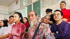 NSND Thanh Thúy, Phó Giám đốc Sở Văn hóa và Thể thao TPHCM đã chủ động nhường cho nghệ sĩ tiền bối dâng hương trước