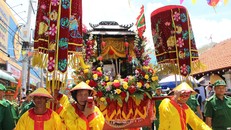 Đoàn Nghinh Ông từ Lăng Ông Thủy Tướng xuống bến đò.