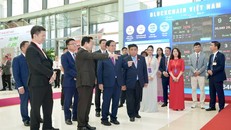 Thủ tướng Phạm Minh Chính và các quan chức Chính phủ thăm khu trưng bày Mạng Dịch vụ Đa chuỗi Blockchain Việt Nam (VBSN). 