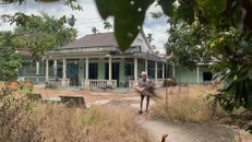 Từ ngày hai cha con Bảo Trân đi xa, căn nhà toát lên một nỗi buồn u tịch