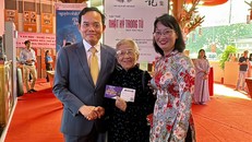 Bí thư Thành ủy TPHCM Trần Lưu Quang và Phó Chủ tịch UBND TPHCM Trần Thị Diệu Thúy chụp ảnh kỷ niệm cùng NSƯT Phi Điểu. Ảnh: My Anh