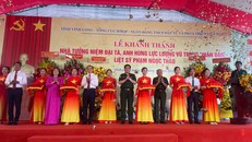 Các đại biểu thực hiện nghi thức Khánh thành Nhà tưởng niệm Đại tá, Anh hùng LLVTND, Liệt sĩ Phạm Ngọc Thảo. Ảnh: Lê Công Sơn