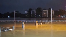 Nhiều khu vực tại TP. Huế nước ngập sâu, nước tràn qua mặt đường.