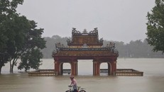 Huế chìm trong biển nước sau ngày mưa kỷ lục