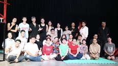 Ekip Ảo Quan chụp ảnh cùng khán giả tham gia Opening Rehearsal. Ảnh: Khánh Châu