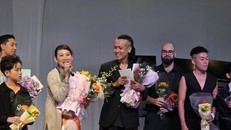 NSND Mỹ Uyên, đạo diễn Chinh Ba và các nghệ sĩ vui mừng sau đêm công diễn - Ảnh: Minh Khang