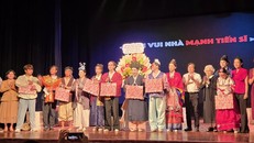 TPHCM tặng quà cho các nghệ sĩ Hàn Quốc - Ảnh: Minh Khang