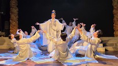 NSƯT Tuyết Thu trong vai Thái hậu Dương Vân Nga - Ảnh: Minh Khang