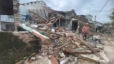 Người dân đang dọn đống đổ nát do sập nhà trong đợt lũ vừa qua ở thôn Quy Hậu, xã Hoà Trị. Hai vợ chồng chủ nhà đang dọn dẹp, cho biết nước dâng cao rất nhanh và chảy mạnh, vừa rời khỏi nhà được ít phút thì ngôi nhà bị sập. Gần ngôi nhà này, một nhà khác cũng bị sập do nước lũ