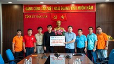 Ông Trần Hữu Thế - Phó chủ tịch thường trực UBMTTQVN tỉnh Đắk Lắk và đoàn công tác.