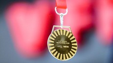  HLV Kim Sang Sik nhận huy chương làm từ 33 chỉ vàng 24K 