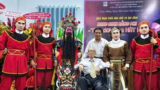 NSND Đinh Bằng Phi cùng con trai (áo trắng) và các diễn viên trẻ Nhà hát nghệ thuật Hát bội TPHCM - Ảnh: Minh Khang