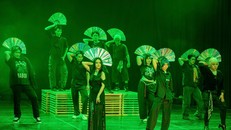 Một cảnh có vũ đạo trong vở kịch "Một bước lên mây" 