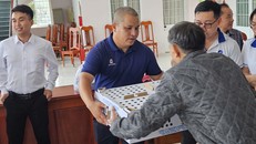 anh Hồ Văn Nhân, Chủ tịch Công ty TNHH TM KTXD BigCons trao tặng gà giống 