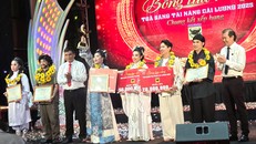 Trao giải thưởng Bông Lúa Vàng 2025 - Ảnh: Minh Khang