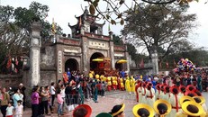 Các làng rước kiệu vào Đền thờ vua An Dương Vương. Ảnh: Hoàng Hùng/TTXVN.