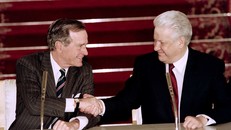 Tổng thống Nga Boris Yeltsin (phải) và Tổng thống Mỹ George Bush.