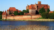 Khám phá lâu đài gạch nung nguy nga nhất thế giới