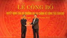 Thứ trưởng Bộ Tài chính Cao Anh Tuấn trao Quyết định bổ nhiệm Quyền Tổng cục trưởng Tổng cục Thuế cho ông Mai Xuân Thành.