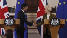 Thủ tướng Anh Rishi Sunak và Chủ tịch EC Ursula von der Leyen tại cuộc họp báo ở London.