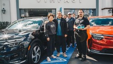 VinFast chính thức bàn giao xe cho khách hàng Mỹ