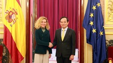 Phó Thủ tướng Chính phủ Trần Lưu Quang hội kiến chủ tịch Hạ viện Tây Ban Nha Meritxell Batet.