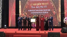 Thứ trưởng Bộ Văn hóa, Thể thao và Du lịch Trịnh Thị Thủy trao chứng nhận ghi danh lễ hội Đền Tranh là Di sản phi vật thể Quốc gia. Ảnh: Tiến Vĩnh/TTXVN.