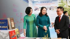 Phó Chủ tịch nước Võ Thị Ánh Xuân thăm gian trưng bày các ấn phẩm báo chí của Thông tấn xã Việt Nam tại Hội báo toàn quốc năm 2022.