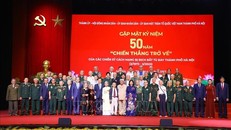 Lãnh đạo thành phố Hà Nội với các chiến sĩ cách mạng bị địch bắt tù đày tại buổi lễ. Ảnh: Văn Điệp/TTXVN.