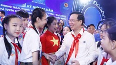 Chủ tịch nước Võ Văn Thưởng và các 'Dũng sỹ nghìn việc tốt' tại buổi lễ. Ảnh: Thống Nhất/TTXVN.