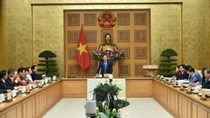 Phó Thủ tướng Lê Minh Khái với các đại biểu.