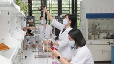 Các nhà khoa học nữ thuộc Bộ môn Hóa dược, Khoa Công nghệ Hóa dược, Trường Đại học Dược Hà Nội trong phòng thí nghiệm. Ảnh: Phương Hoa/TTXVN.