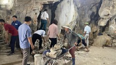 Tháo dỡ các hạng mục xây dựng trái phép trong Động Hồ Công. Ảnh: TTXVN.