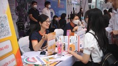 Tư vấn tuyển sinh của các trường. Ảnh: Lê Thùy Dương/TTXVN.